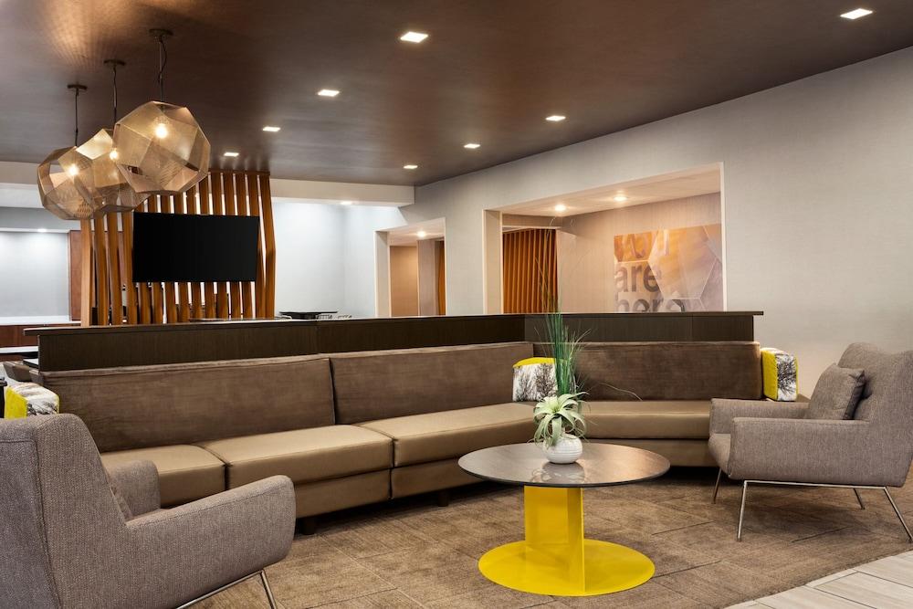 Springhill Suites by Marriott Tulsa - Lobby