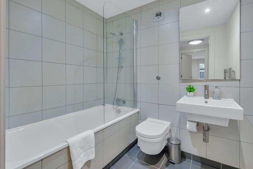 1 Bed Serviced Apartment near Blackfriars - Bathroom