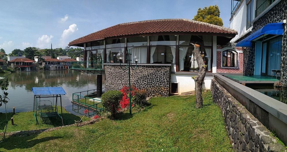 Villa Pinggir Danau Puncak for 30 pax - Exterior