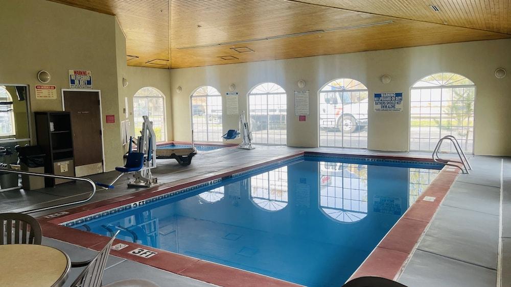 Royal Inn Airport - Indoor Pool