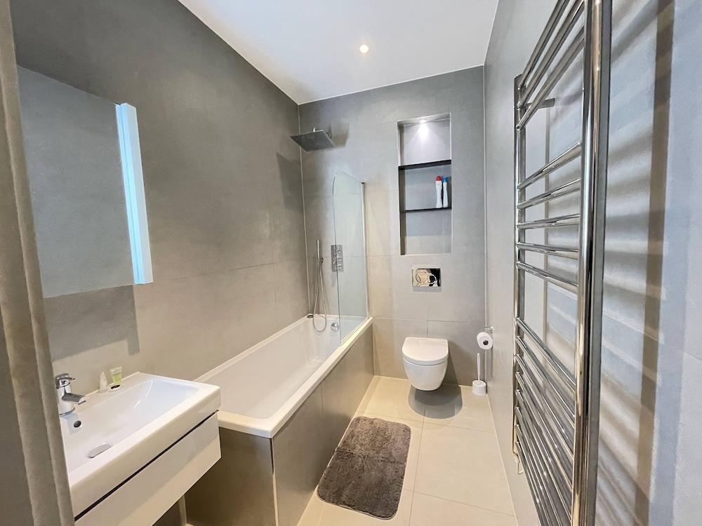 Remarkable 1-bed Apartment in Slough - Bathroom