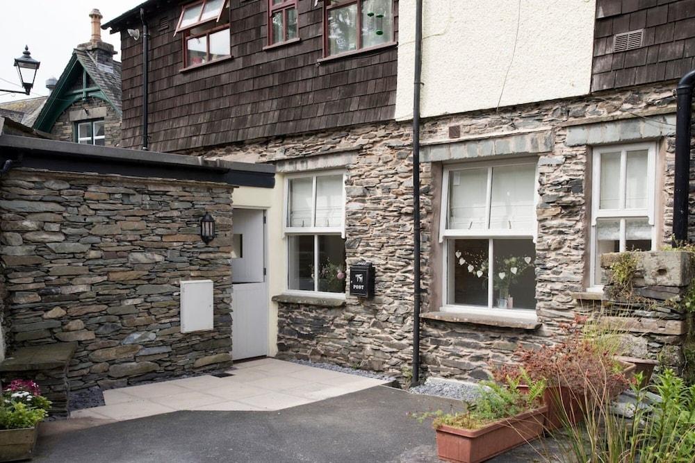 Cozy 1BR Apartment Central Ambleside With Parking - Room