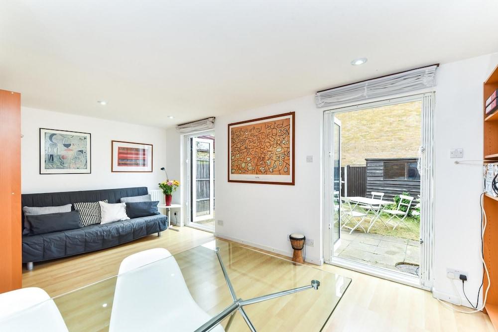 Modern 4 Bedroom Terraced House by the Thames! - Interior