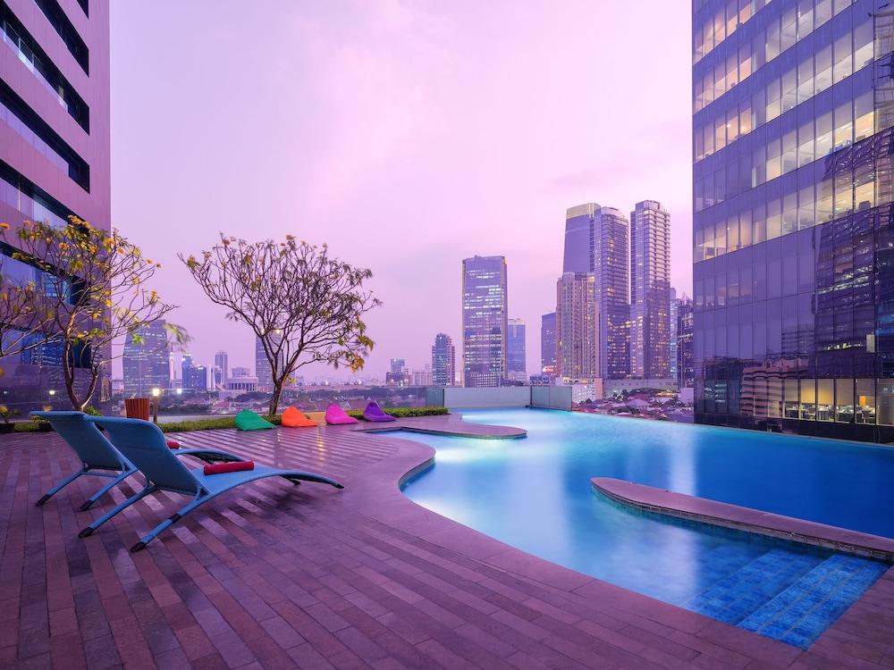 Manhattan Hotel Jakarta - Outdoor Pool