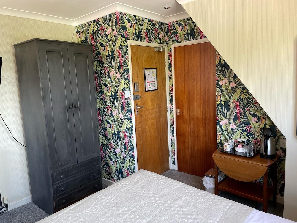 Knights Court Hotel - Room