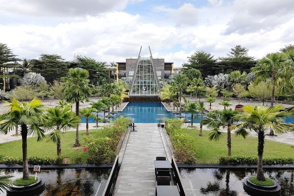 Novotel Palembang Hotel & Residence - Pool Waterfall