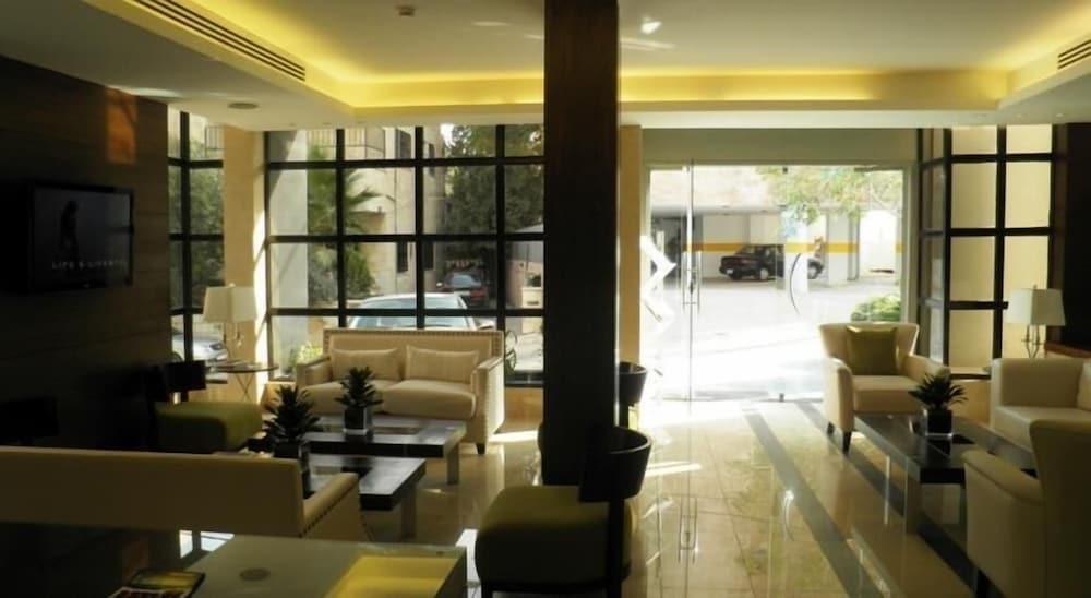 Granada Suite Hotel - Lobby Sitting Area