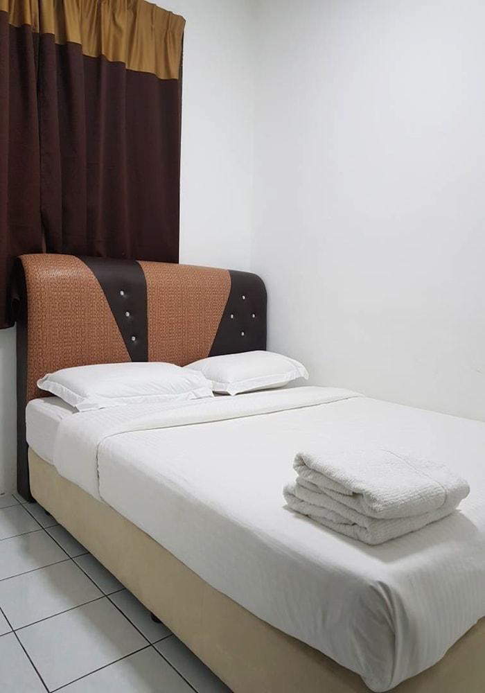 Anjung Apartment 3BR 1 - Room