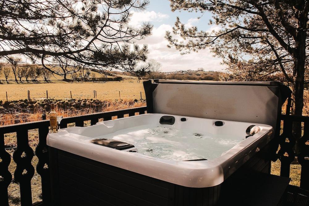 Keer Side Lodge, Luxury Lodge With Private hot tub at Pine Lake Resort - Featured Image
