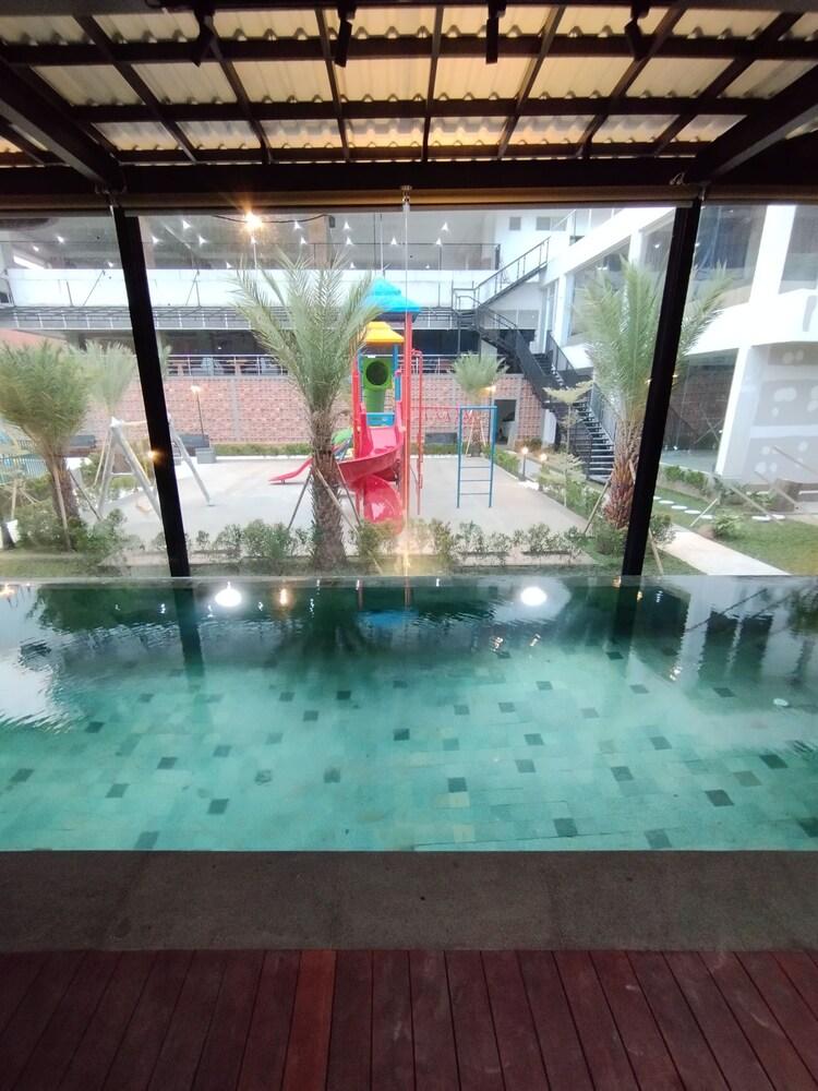 Gren Alia Jakarta Hotel - Indoor Pool