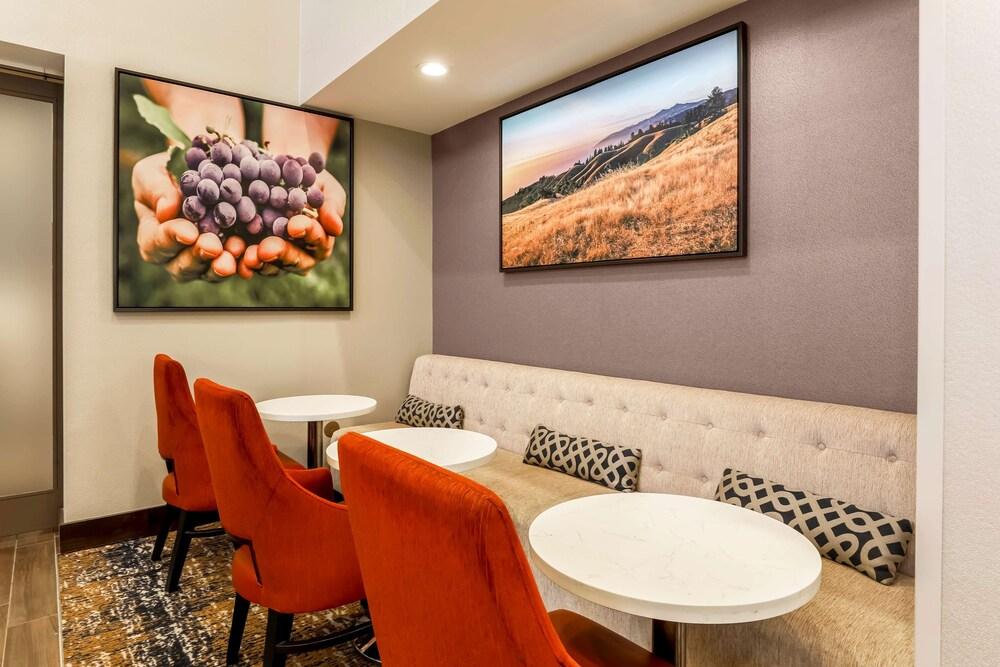 Hampton Inn & Suites Windsor - Sonoma Wine Country - Lobby