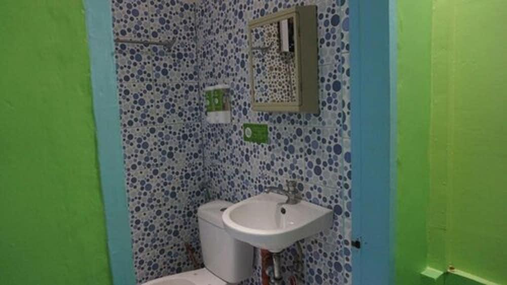 MWR Hotel by Cocotel - Bathroom