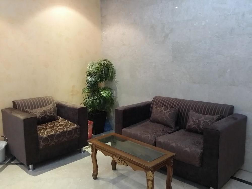 Guest House Hotel Apartments - Lobby Sitting Area