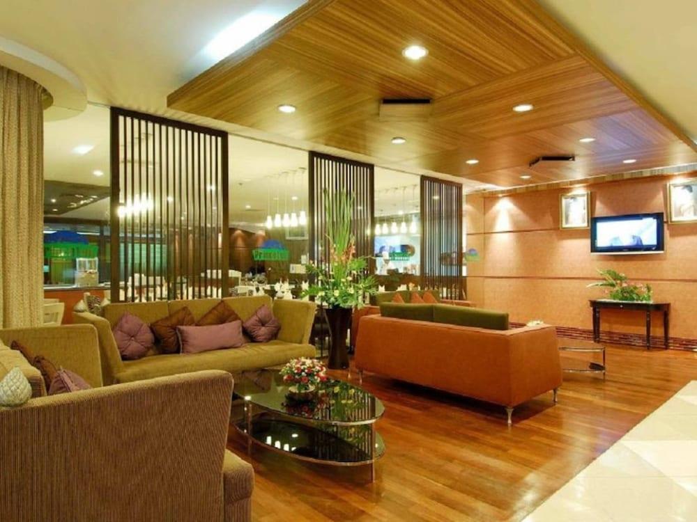 Princeton Bangkok - Lobby Sitting Area