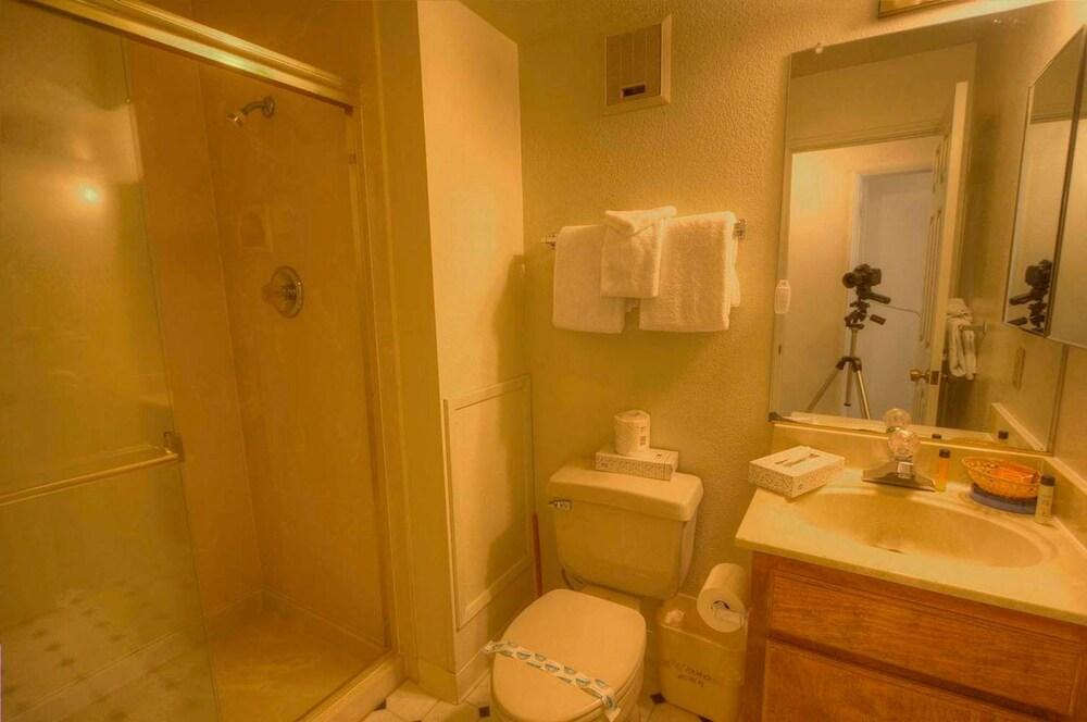 Heavenly Chairview Condo by Lake Tahoe Accommodations - Bathroom