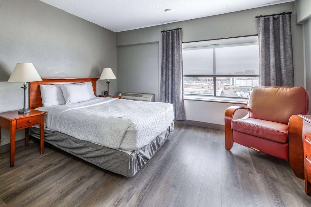 La Quinta Inn & Suites by Wyndham New Haven - Room