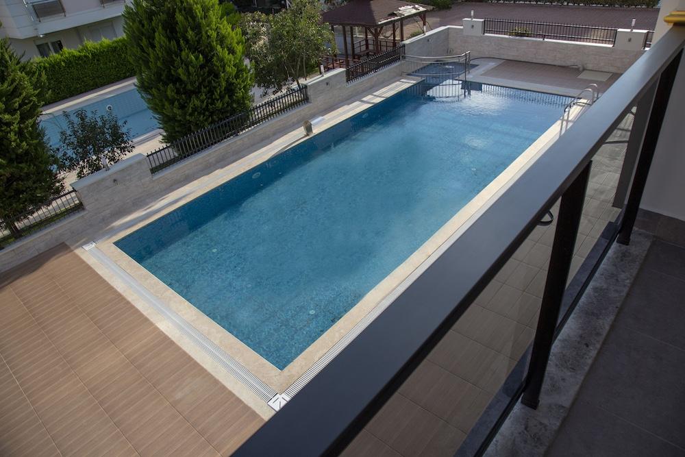 Golden World Suite Hotel - Outdoor Pool