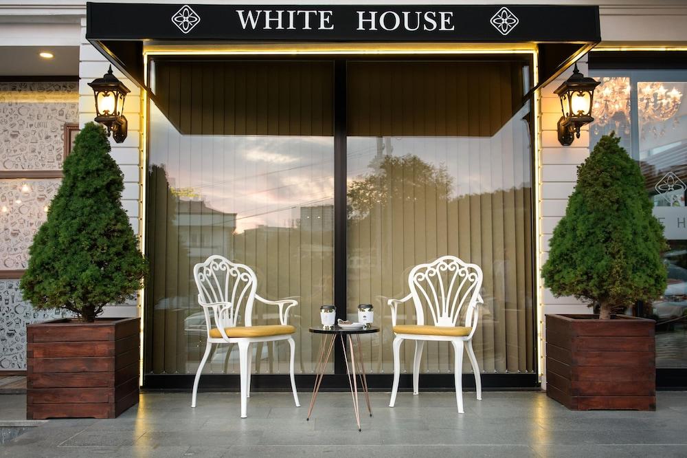 White House Hotel - Property Grounds