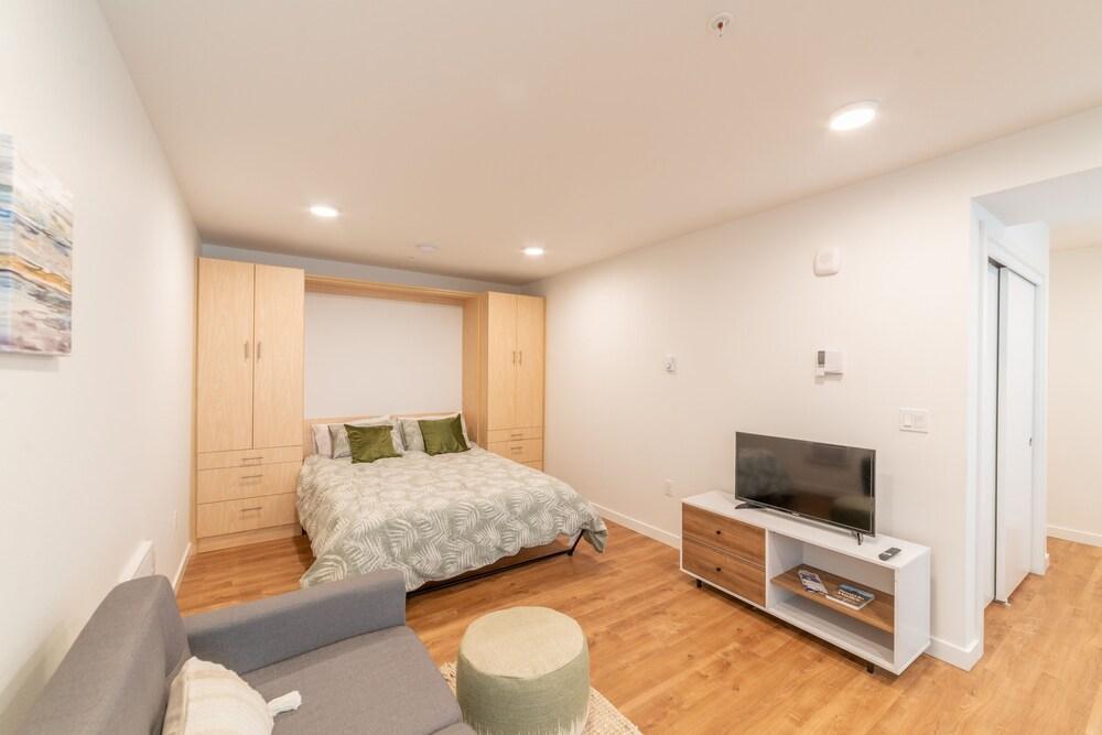 Bright Studio On Capitol Hill-amazing Rooftop Studio Bedroom Condo by RedAwning - Featured Image