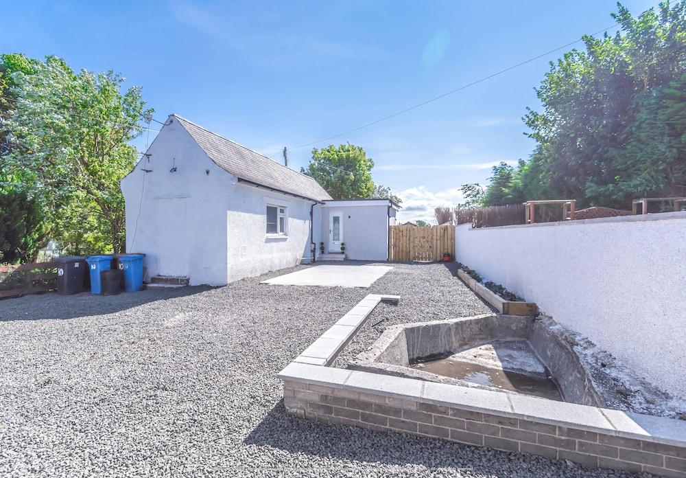 Lovely 1-bed Cottage in Kelty With Hot Tub - Featured Image