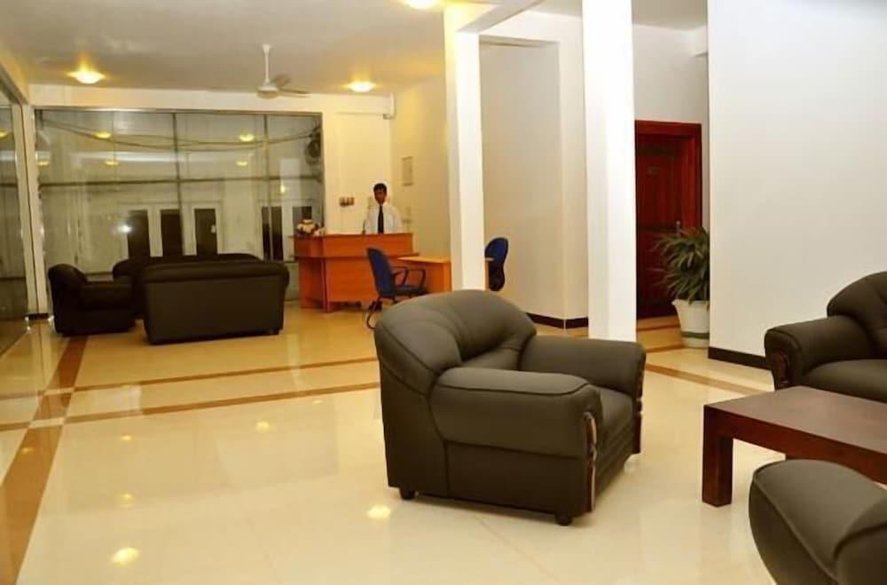 Onreech Hotel - Lobby Sitting Area