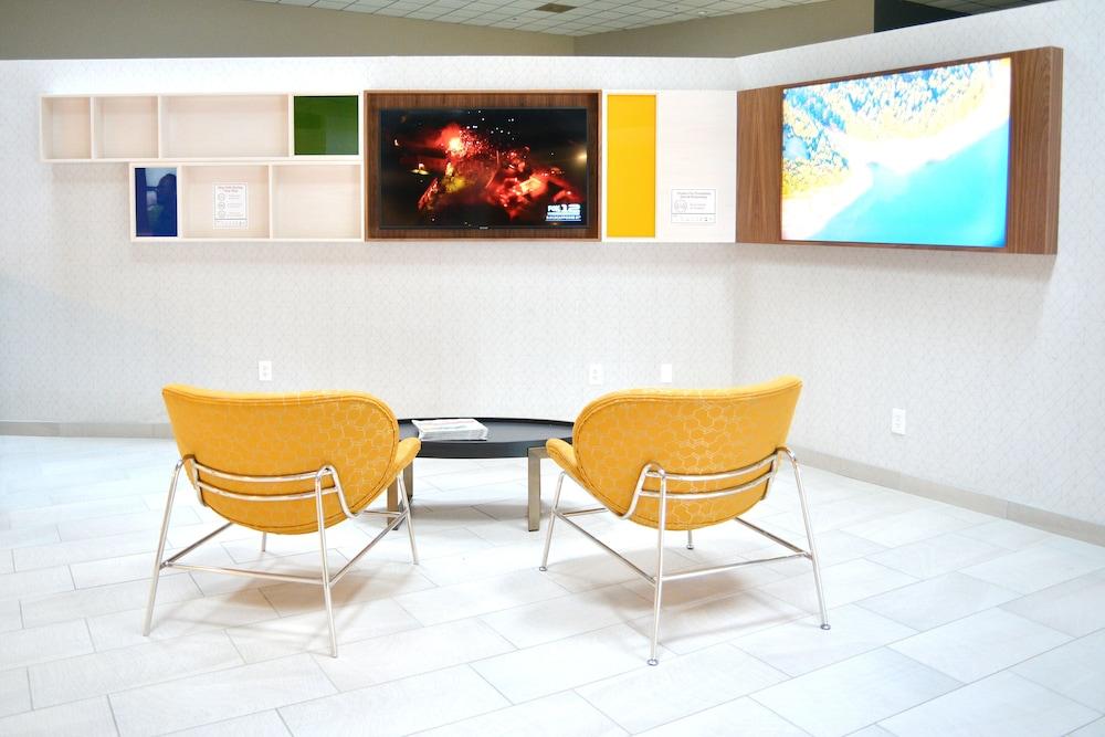 Holiday Inn: Portland- I-5 S (Wilsonville) - Lobby Sitting Area
