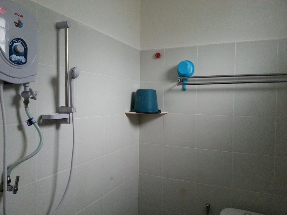 جيلام إن موتيل لانغكاوي - Bathroom Shower