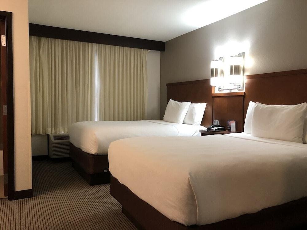 Tulsa South Medical Hotel & Suites - Room