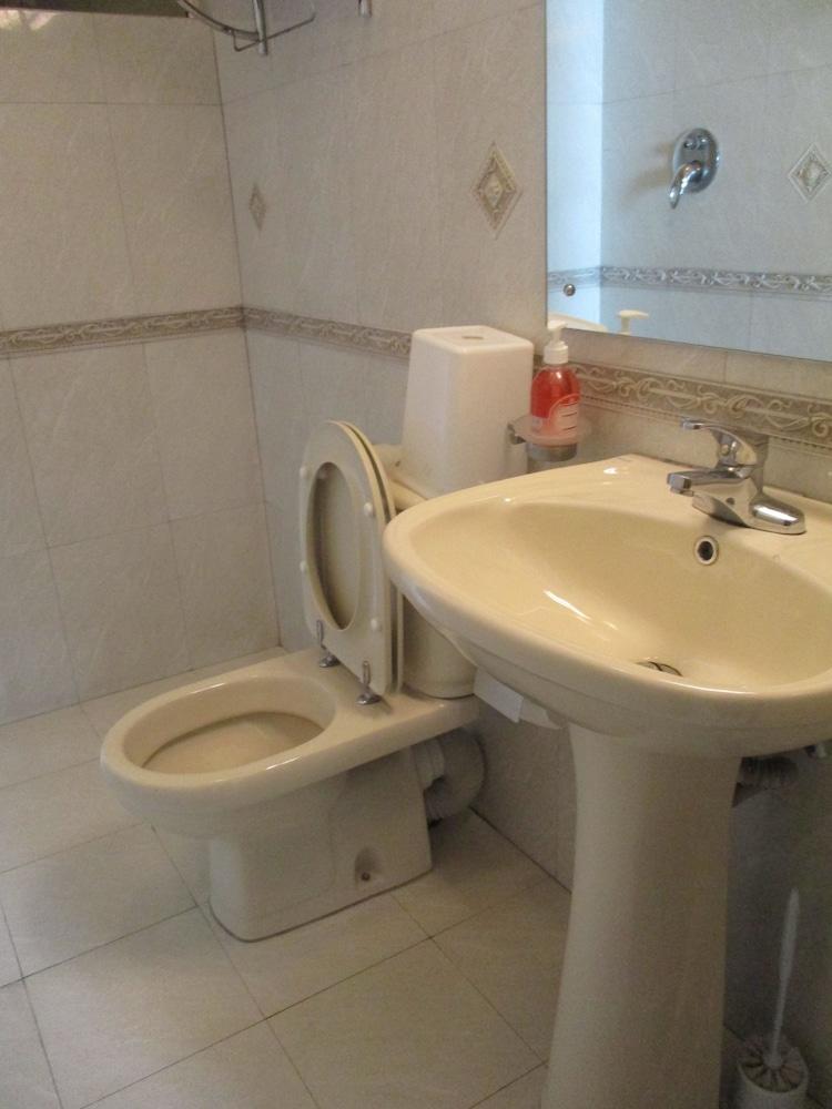 Serene Service Apartment - Bathroom