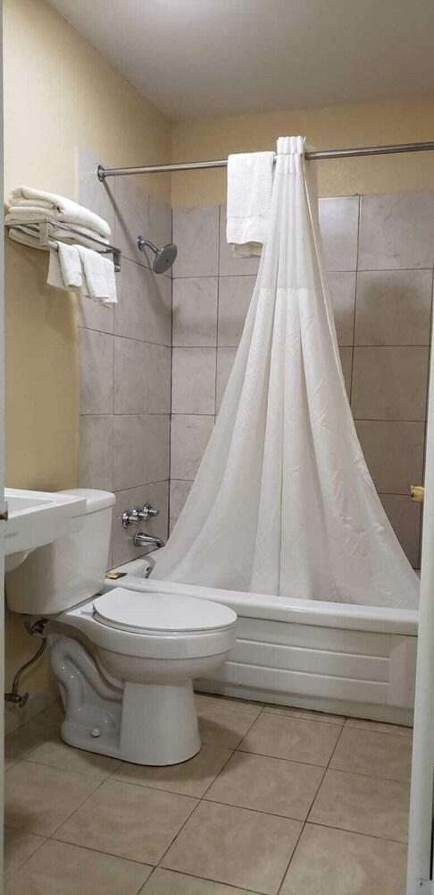Benton Inn - Bathroom Shower