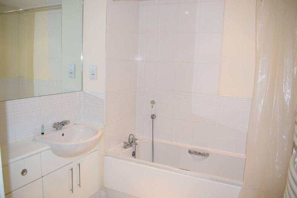 Chaucer Two Bedroom Apartment - Bathroom