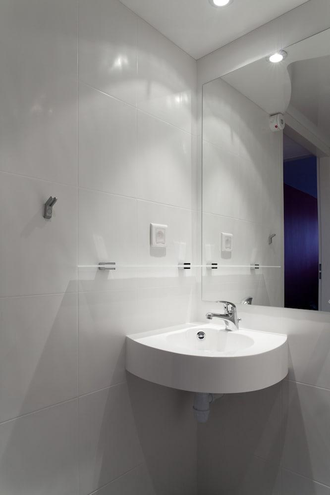 Résidence Internationale de Paris - Bathroom Sink