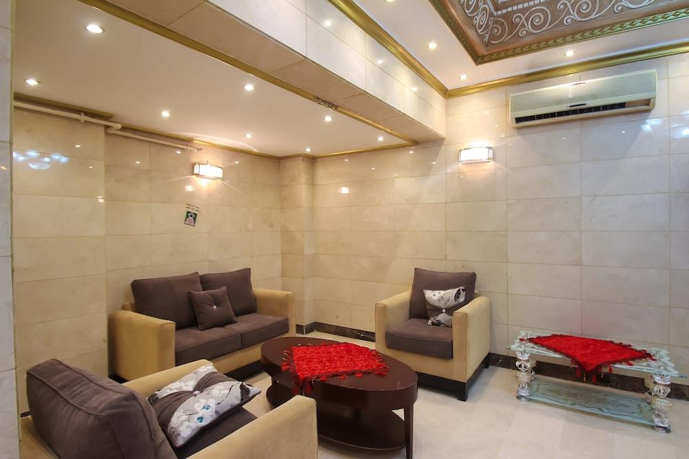 Al Ardh Al Tayeba Hotel - Lobby Sitting Area