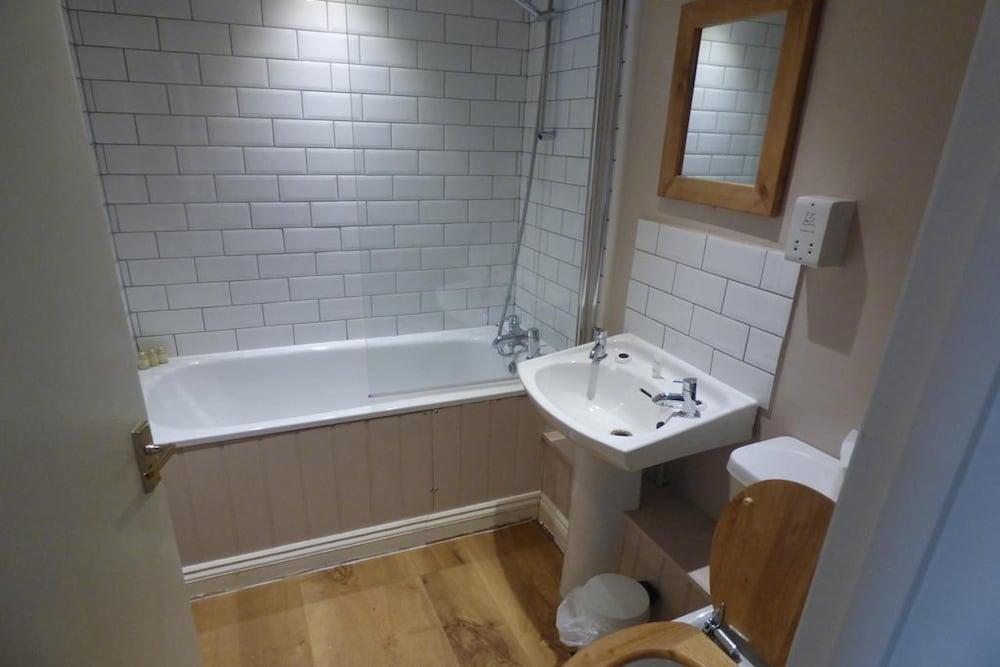 OYO Unicorn Inn - Bathroom