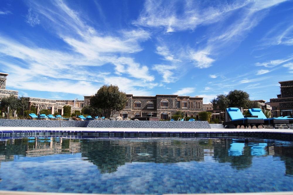 فندق سحاب - Featured Image