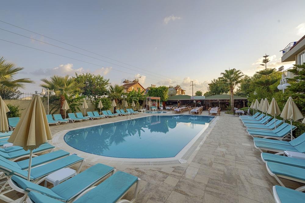Risus Hotel Side - Outdoor Pool
