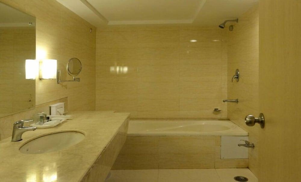 Hotel Amer Greens - Bathroom