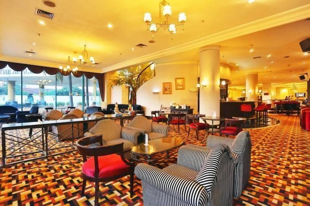 The Acacia Hotel Jakarta - Lobby Sitting Area