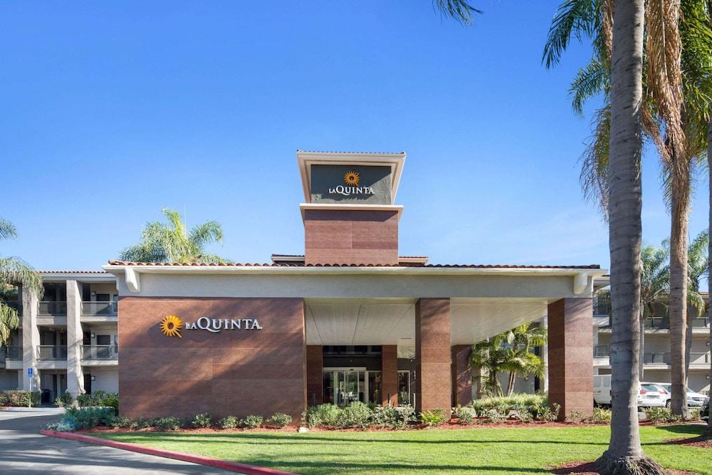 La Quinta Inn & Suites by Wyndham Orange County Airport - Featured Image