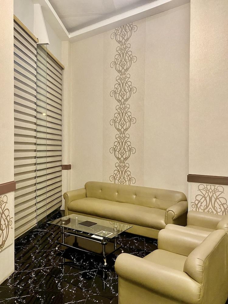 Mannra Hotel - Lobby Sitting Area