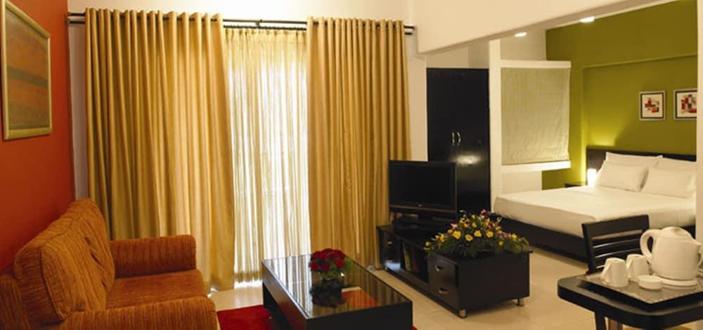 Royal Orchid Golden Suites Pune - Room