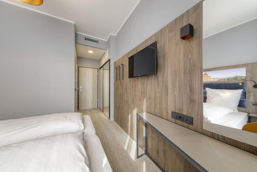 Smart Stay Hotel Station - Room