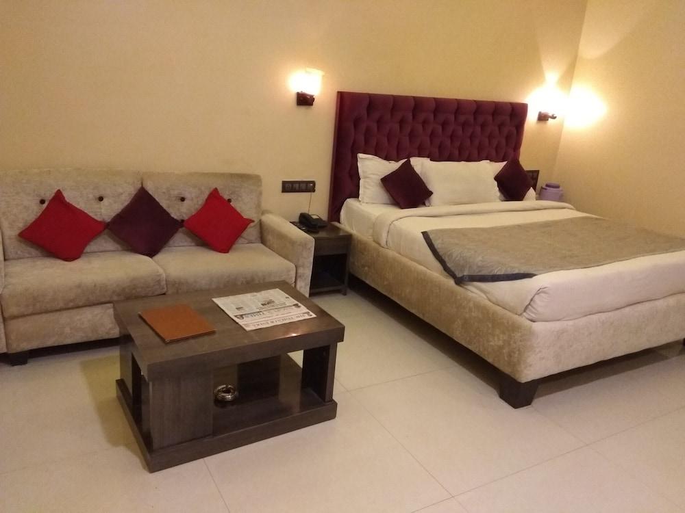JK Rooms 127 Hotel Parashar Check In - Featured Image