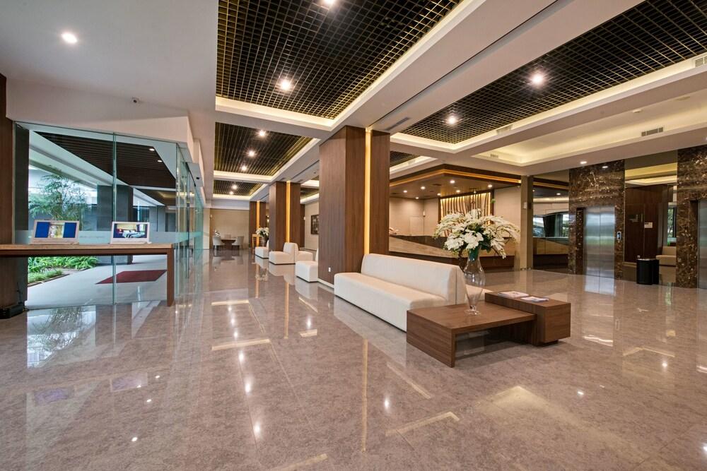 Grand Whiz Hotel Poins Simatupang Jakarta - Lobby