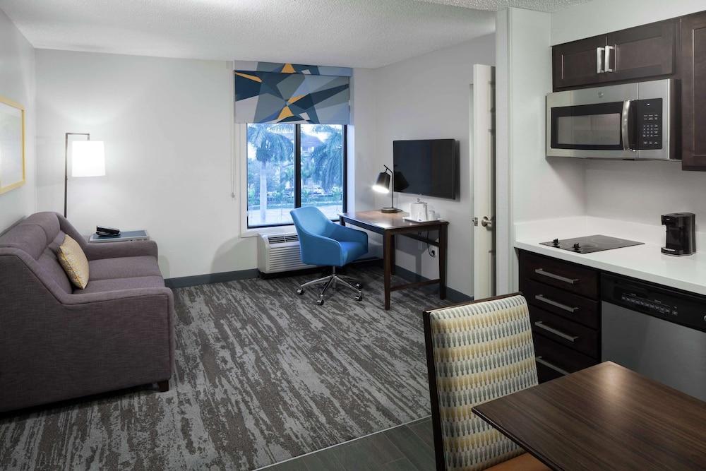 Hampton Inn & Suites by Hilton Miami-Doral/Dolphin Mall - Featured Image