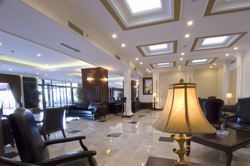 Hotel Monec - Lobby Sitting Area