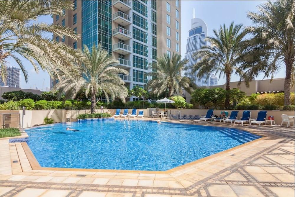 Nasma Luxury Stays - Burj Residences - Outdoor Pool