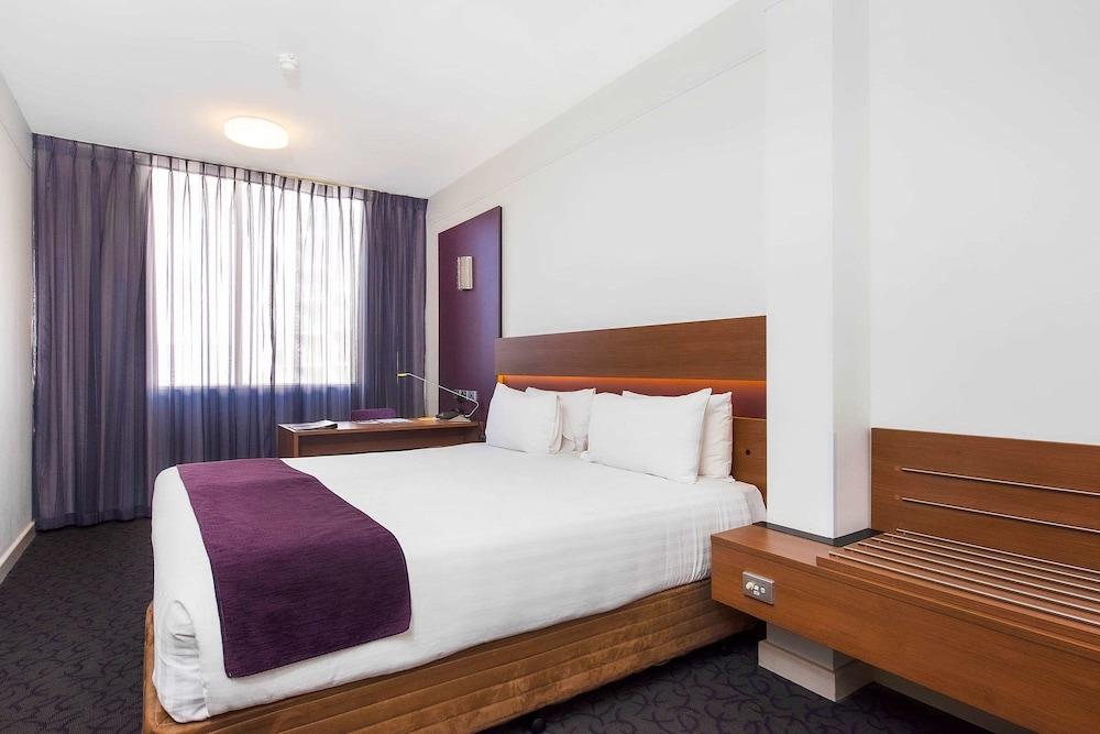 Quality Hotel Ambassador Perth - Room