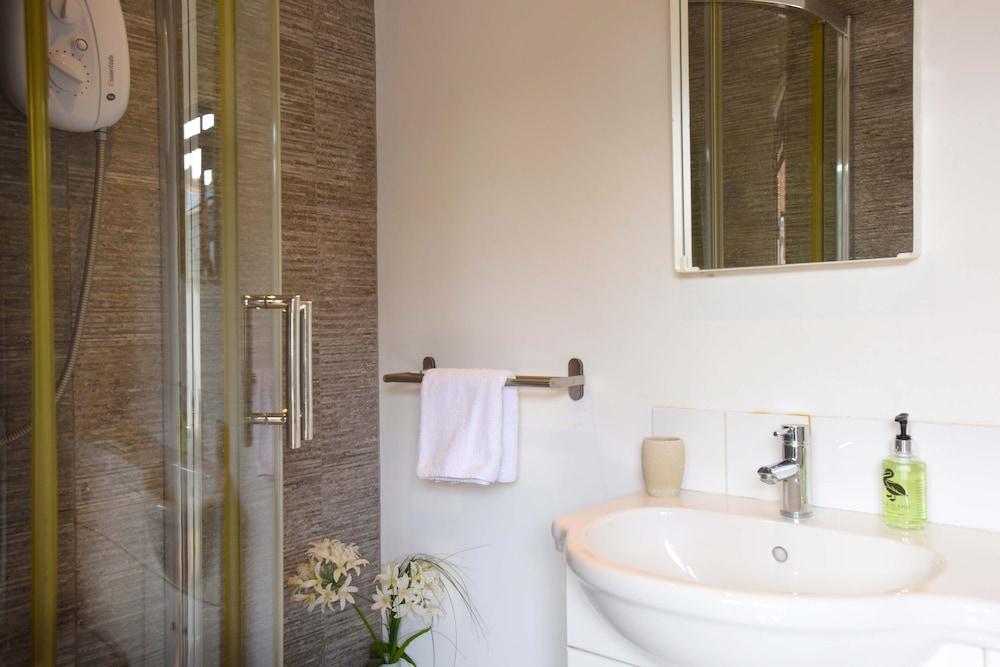 سيدار هاوس آت ذا أولد فاير ستيشن - Bathroom