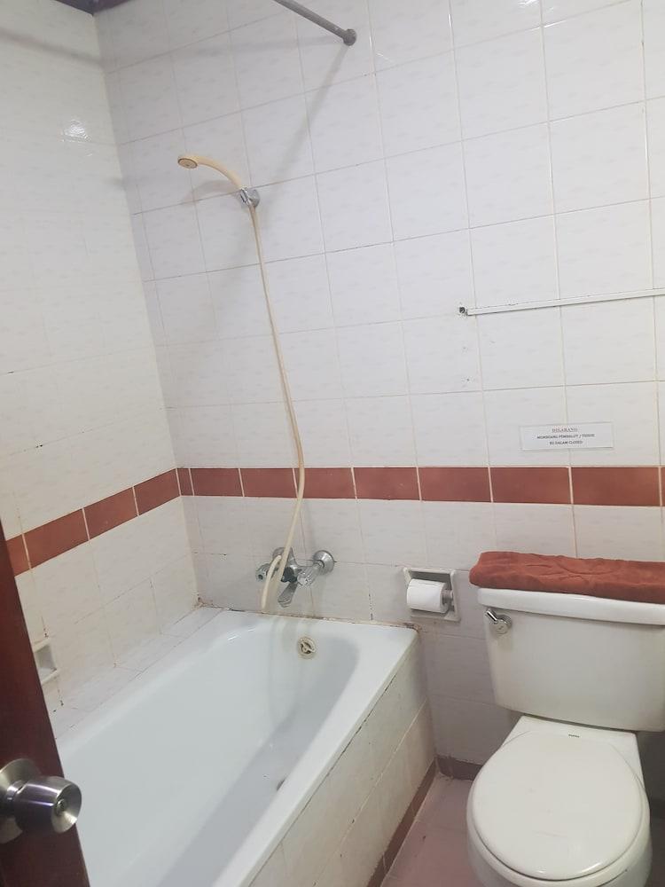 Hotel Surya Baru - Bathroom